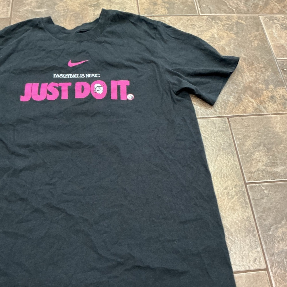 💰Bundle and save lots💰 Nike Black Tee with Vibrant Pink Accents - Picture 3 of 3